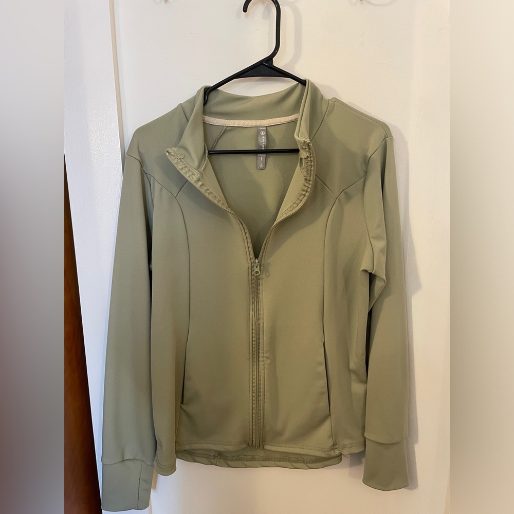 Athletic zip up jacket, light material but also good layer